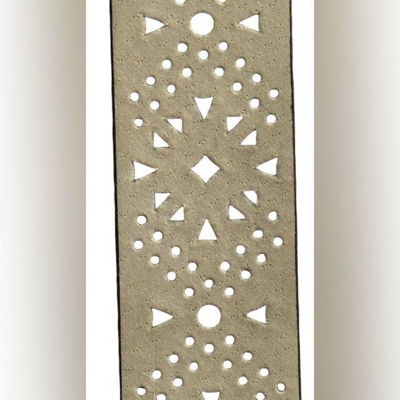 A Vince Camuto black belt with gold Buckle and emblem, size M. - Picture 12 of 13